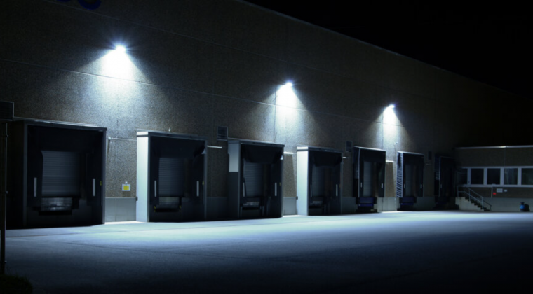  El proyector FLOODLIGHT COMPACT GEN 2 de LEDVANCE combina eficacia, robustez y versatilidad al servicio de la iluminación exterior