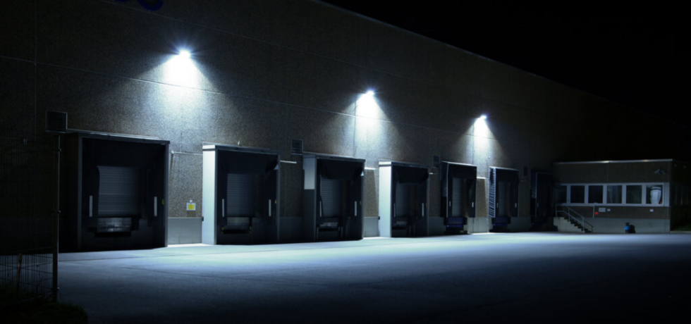  El proyector FLOODLIGHT COMPACT GEN 2 de LEDVANCE combina eficacia, robustez y versatilidad al servicio de la iluminación exterior