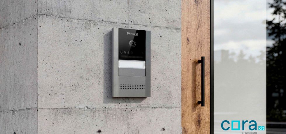 Fermax lanza CoraKit, la primera placa de kit Duox Plus con montaje en superficie y la esencia de la placa Cora