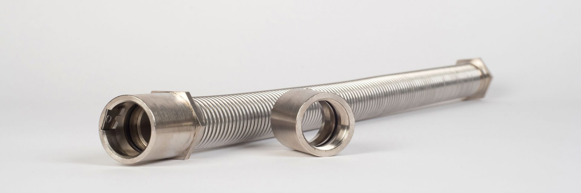 Napoleón Armengol presenta su nueva gama de curvas flexibles metálicas para uso en instalaciones superficiales bajo sistemas de tubo de acero