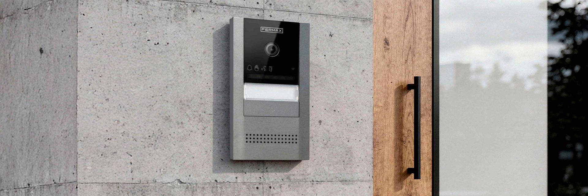 Fermax lanza CoraKit, la primera placa de kit Duox Plus con montaje en superficie y la esencia de la placa Cora